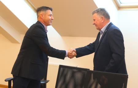 PODPIS POGODBE DOLENJE JEZERO 01 FOTO LJUBO VUKELIČ